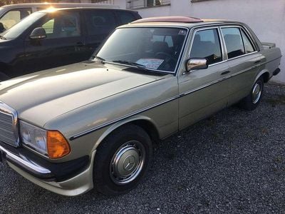 Second-hand Mercedes E230 136 CP (100 kW) 1982 Verde Berlinǎ