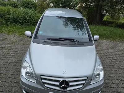 Gebraucht Mercedes B180 116 PS (85 kW) 2009 Silber Van / Kleinbus