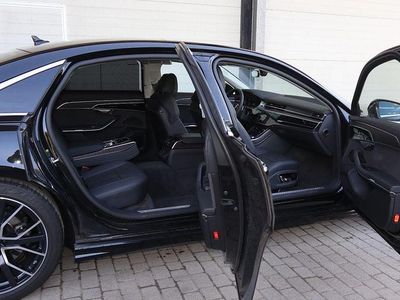 Second-hand Audi A8L Sport 286 CP (210 kW) 2024 Negru Berlinǎ