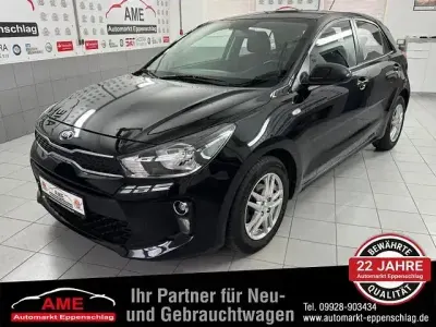 Używany Kia Rio Attract 84 KM (61 kW) 2019 Czarny Sedan/Limuzyna