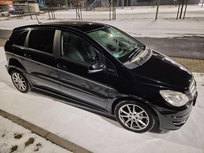 Gebraucht Mercedes B180 116 PS (85 kW) 2011 Schwarz Van / Kleinbus