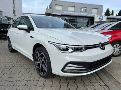 Używany VW Golf VIII Style 190 KM (139 kW) 2022 Biały Sedan/Limuzyna