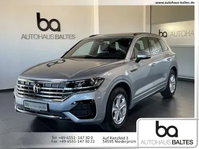 Gebraucht VW Touareg R-line 231 PS (169 kW) 2023 Oyster silver SUV
