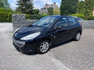Używany Peugeot 206 73 KM (53 kW) 2012 Czarny Sedan/Limuzyna