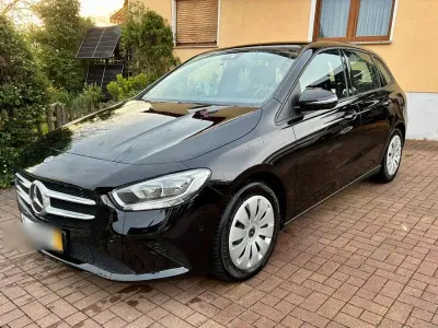 Używany Mercedes B250e 218 KM (160 kW) 2022 Czarny Minivan