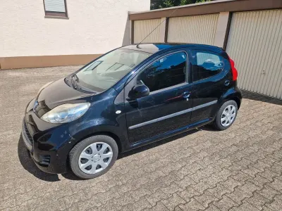 Gebraucht Peugeot 107 68 PS (50 kW) 2011 Schwarz Kleinwagen