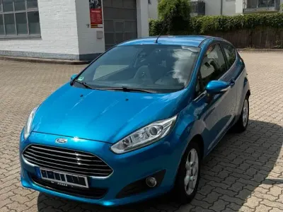 Gebraucht Ford Fiesta 100 PS (73 kW) 2013 Blau Kleinwagen