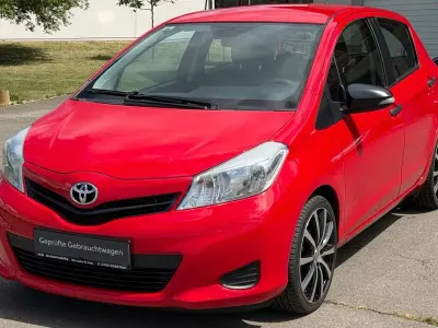 Gebraucht Toyota Yaris Cool 69 PS (50 kW) 2012 Rot Kleinwagen