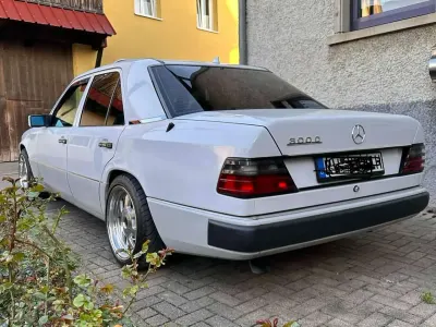 Gebraucht Mercedes E300 113 PS (83 kW) 1989 Weiß Limousine