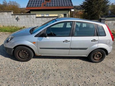 Begagnad Ford Fiesta 67 HK (49 kW) 2005 Silver Halvkombi