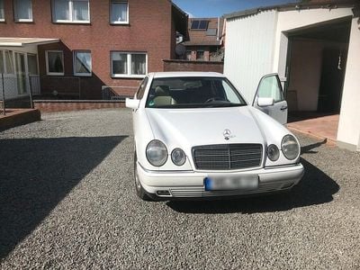 Weiß Gebraucht 1996 Mercedes E300 Limousine | 7.800 €