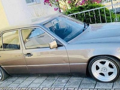 Second-hand Mercedes 200 118 CP (86 kW) 1990 Maro Berlinǎ