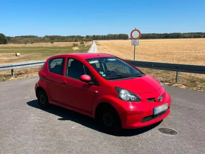 Gebraucht Toyota Aygo 68 PS (50 kW) 2005 Rot Kleinwagen
