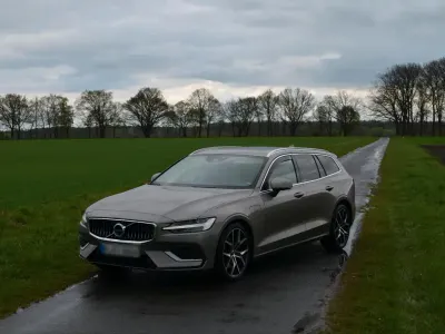Gebraucht Volvo V60 Inscription 341 PS (250 kW) 2019 Grau Kombi