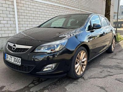 Używany Opel Astra Innovation 179 KM (131 kW) 2012 Czarny Sedan/Limuzyna