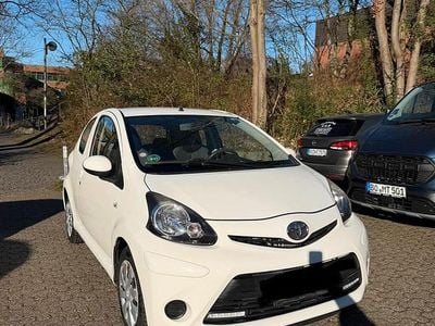 Gebraucht Toyota Aygo 68 PS (50 kW) 2012 Weiß Kleinwagen