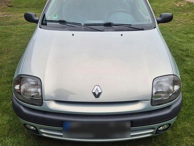 Gebraucht Renault Clio II 58 PS (42 kW) 2000 Silber Limousine