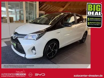 Gebraucht Toyota Yaris Hybrid Style 101 PS (74 kW) 2017 Weiß Limousine