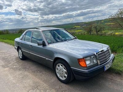 Usata Mercedes E220 Sportline 150 CV (110 kW) 1993 Blu Berlina