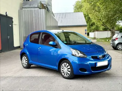 Używany Toyota Aygo 68 KM (50 kW) 2010 Niebieski Hatchback