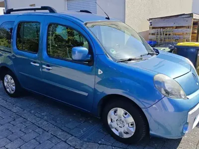 Gebraucht Renault Kangoo Happy Family 106 PS (77 kW) 2011 Blau Van / Kleinbus