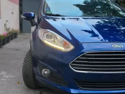 Gebraucht Ford Fiesta 101 PS (74 kW) 2014 Blau Kleinwagen