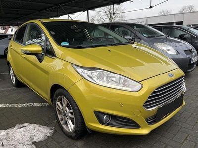 Gelb Gebraucht 2015 Ford Fiesta Titanium Limousine | 7.380 € (Etwas zu teuer)