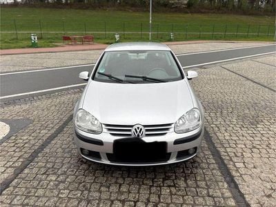 Second-hand VW Golf IV 105 CP (77 kW) 2004 Argintiu Berlinǎ