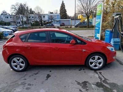 Gebraucht Opel Astra 101 PS (74 kW) 2012 Rot Limousine