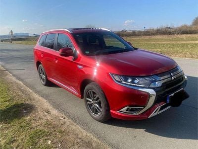 Używany Mitsubishi Outlander P-HEV Top 135 KM (99 kW) 2018 Czerwony SUV