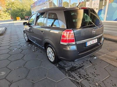 Grau Gebraucht 2012 Opel Zafira Innovation Van / Kleinbus | 4.850 € (Fairer Preis)