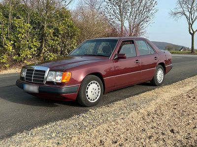 Second-hand Mercedes E230 132 CP (97 kW) 1991 Roșu Berlinǎ