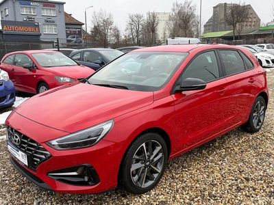 Gebraucht Hyundai i30 120 PS (88 kW) 2022 Engine red Limousine