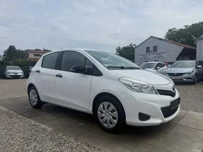 Gebraucht Toyota Yaris Cool 69 PS (50 kW) 2012 Solid white Kleinwagen