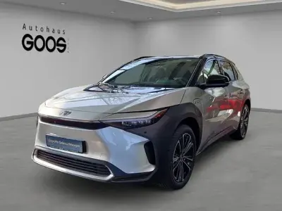 Gebraucht Toyota bZ4X Lounge 159 kW (217 PS) 2024 Cosmicsilber metallic/ dach schwarz SUV