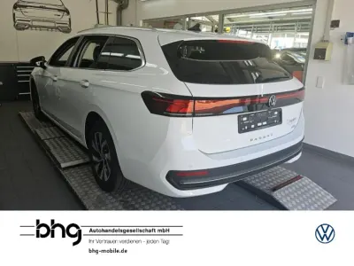 Gebraucht VW Passat Business 150 PS (110 kW) 2024 Pure white Kombi