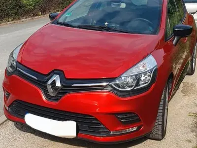 Używany Renault Clio IV 90 KM (66 kW) 2019 Czerwony Sedan/Limuzyna