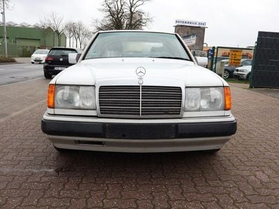 Weiß Gebraucht 1989 Mercedes E230 Limousine | 2.200 €