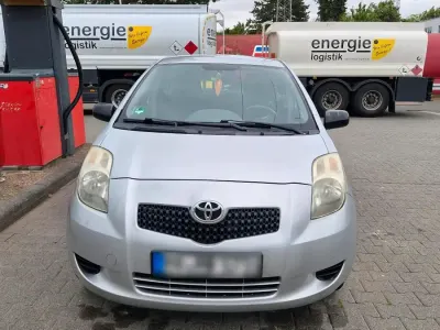Gebraucht Toyota Yaris 70 PS (51 kW) 2008 Silber Kleinwagen