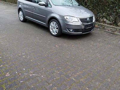Grau Gebraucht 2010 VW Touran Highline Van / Kleinbus | 3.850 € (Guter Preis)