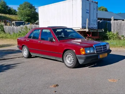 Gebraucht Mercedes 190 122 PS (89 kW) 1984 Rot Limousine