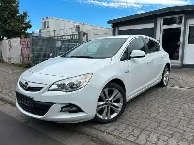 Gebraucht Opel Astra Edition 140 PS (102 kW) 2012 Weiß Limousine