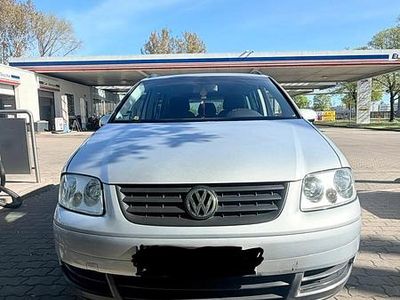 Second-hand VW Touran 115 CP (84 kW) 2005 Argintiu Monovolum