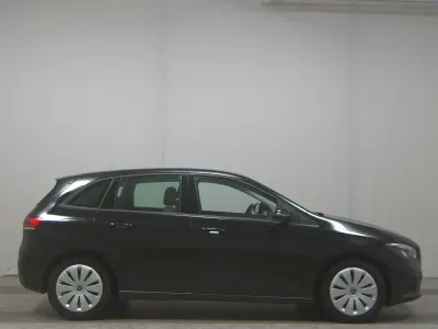 Używany Mercedes B250e 218 KM (160 kW) 2022 Czarny Minivan