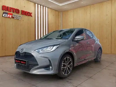 Neu Toyota Yaris Hybrid 116 PS (85 kW) 2026 Grau Limousine