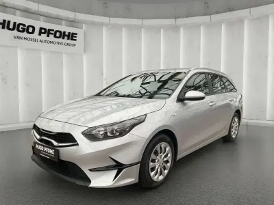 Używany Kia Ceed Vision 101 KM (74 kW) 2023 Srebrny Hatchback