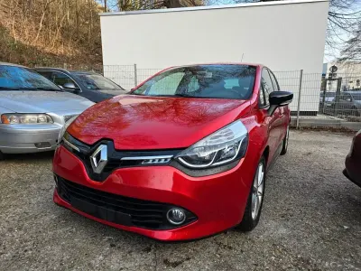 Używany Renault Clio IV LIMITED 90 KM (66 kW) 2016 Czerwony Sedan/Limuzyna