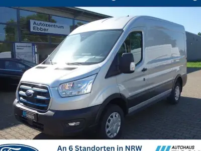 Usado Ford E-Transit Trend 135 kW (184 HP) 2024 Prateado Van
