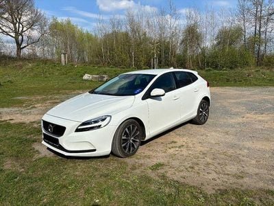 Second-hand Volvo V40 Momentum 122 CP (89 kW) 2019 Alb Berlinǎ