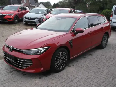 Gebraucht VW Passat Elegance 150 PS (110 kW) 2024 Chilirot metallic Kombi